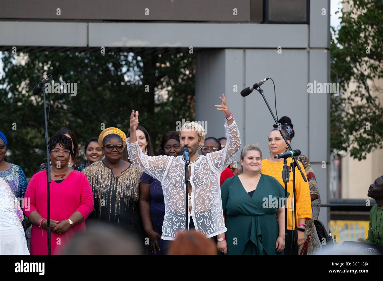 London, Großbritannien, 22. August 2025, begann das Greenwich + Docklands International Festival (GDIF) mit Above and Beyond von Lezards Bleus und The Citizens of the World Choir. Die Menschenmassen überfüllten den Beresford Square in Woolwich, um den acht Darstellern beim Tanz auf den Dächern zuzusehen. Dies ist das 30. Jahr der GDIF, die mit Freilufttheater, Zirkus und Tanz in den Parks feiert. GDIF geht weiter bis zum 8. September. Andrew Lalchan Photography/Alamy Live News Stockfoto
