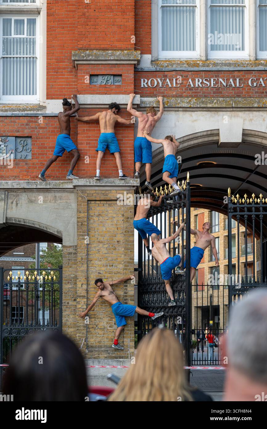 London, Großbritannien, 22. August 2025, begann das Greenwich + Docklands International Festival (GDIF) mit Above and Beyond von Lezards Bleus und The Citizens of the World Choir. Die Menschenmassen überfüllten den Beresford Square in Woolwich, um den acht Darstellern beim Tanz auf den Dächern zuzusehen. Dies ist das 30. Jahr der GDIF, die mit Freilufttheater, Zirkus und Tanz in den Parks feiert. GDIF geht weiter bis zum 8. September. Andrew Lalchan Photography/Alamy Live News Stockfoto