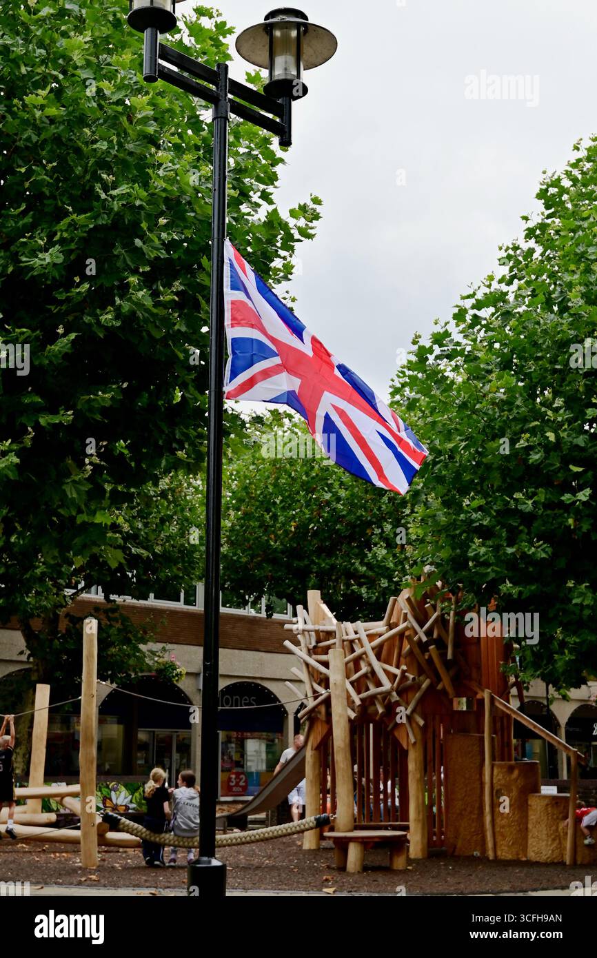 UK.Flying the Union Jack Flag.Crown Glass Shopping Centre Nailsea. Quelle: Robert Timoney/Alamy Live News Stockfoto