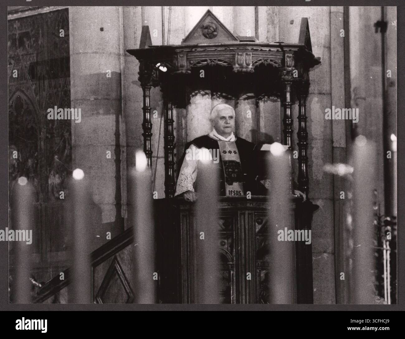 Köln - Trauergottesdienst für den am 16.10.1987 verstorbenen Kölner Erzbischof Joseph Kardinal Höffner (*24.12.1906. / +16.10.1987) - Höffner war von 1962 bis 1969 der 73. Bischof von Münster, von 1969 bis 1987 Erzbischof von Köln und von 1976 bis 1987 Vorsitzender der Deutschen Bischofskonferenz. - Vom 17.10. bis zum 24.10.1987 wurde der Verstorbene in der Kölner Basilika Sankt Gereon aufgebahrt. - Im Bild: Der Erzbischof von München und Freising und spätere Papst Benedikt XVI., Joseph Ratzinger predigt während der Messfeier im Kölner Dom. - Foto vom 24.10.1987 Stockfoto