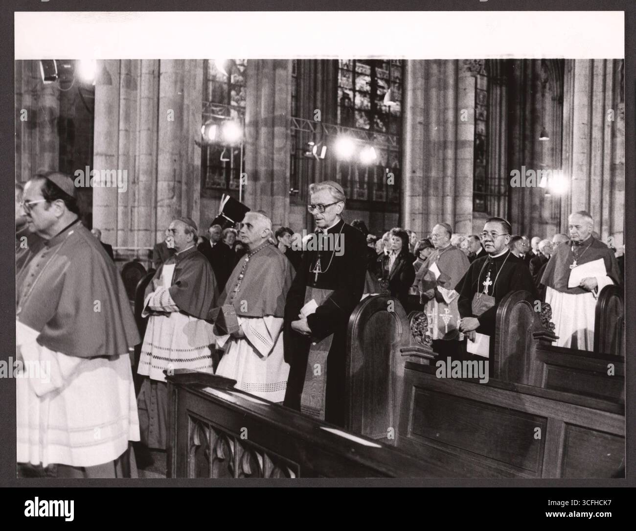 Köln - 16.10 Uhr. 1987 verstarb der Kölner Erzbischof Joseph Kardinal Höffner (*24.12.1906 / + 17.10.1987), der das Erzbistum Köln von 1969 bis 1987 leitete. - Im Bild: Trauergottesdienst im Kölner Dom mit hohen kirchlichen Würdenträgern, u. a.: Joachim Kardinal Meisner (l.), der spätere Erzbischof von Köln und Joseph Ratzinger (1.Reihe/Mitte), der spätere Papst Benedikt XVI. - Foto vom 24.10.1987 Stockfoto