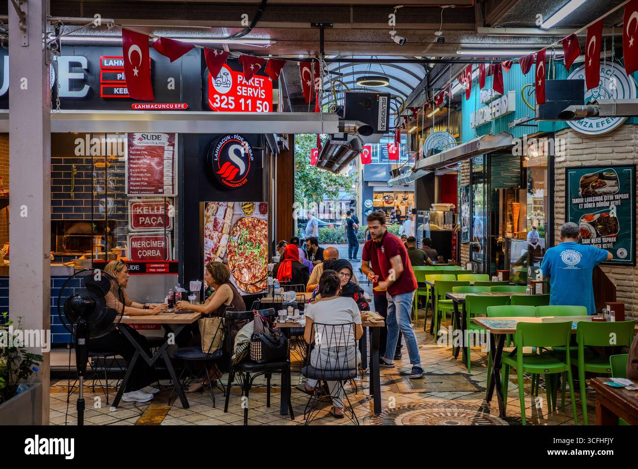 Am 21. August 2025 gibt es in Izmit, Kocaeli, Turkiye einen traditionellen türkischen Street-Food-Markt mit Restaurants und Restaurants. Stockfoto