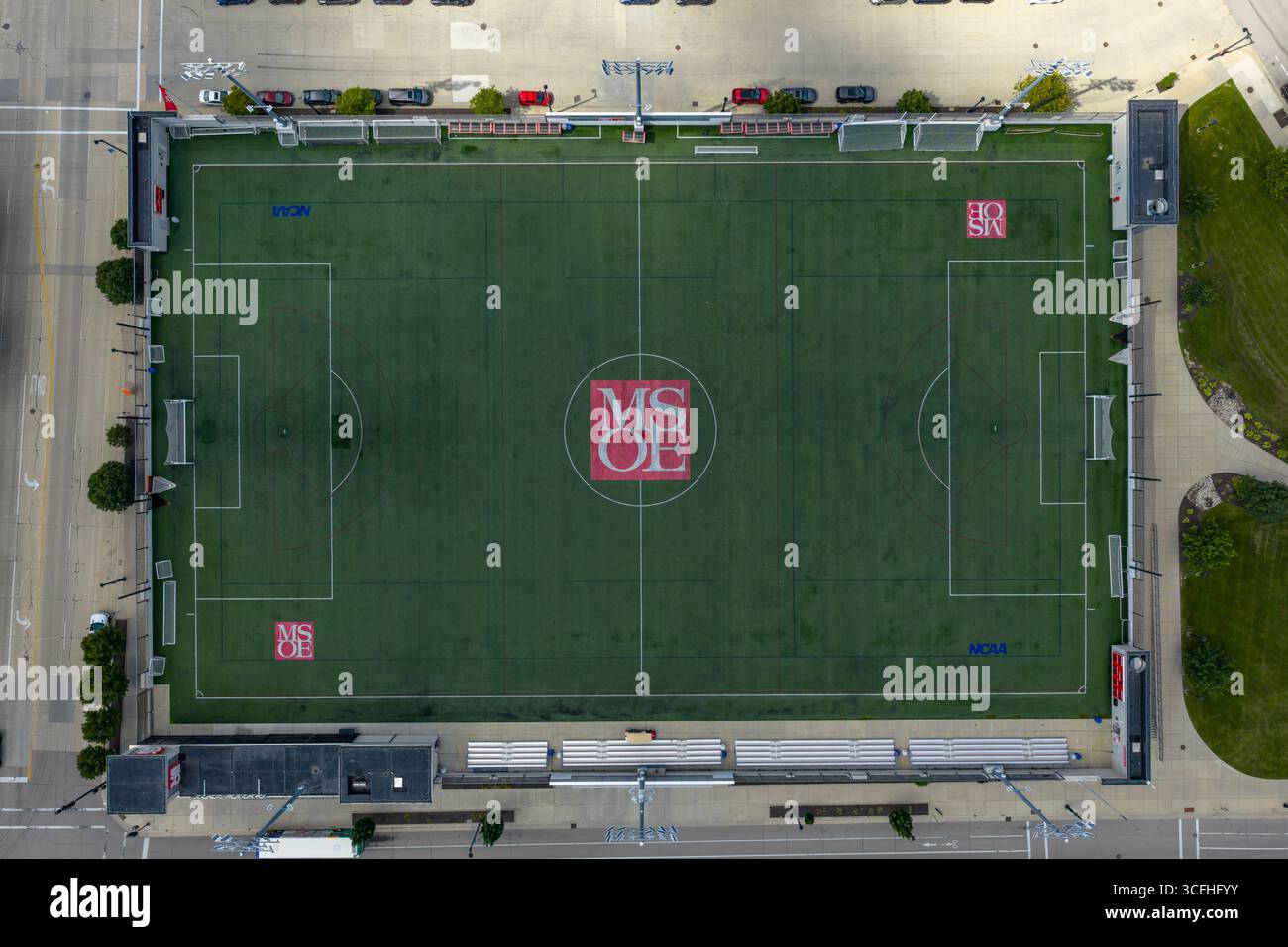Aus der Vogelperspektive auf Pamela und Hermann Viets Field im MSOE, einem komplett mit LED beleuchteten NCAA Division III Stadion auf einem Parkkomplex, umgeben von einem öffentlichen Park und Stockfoto