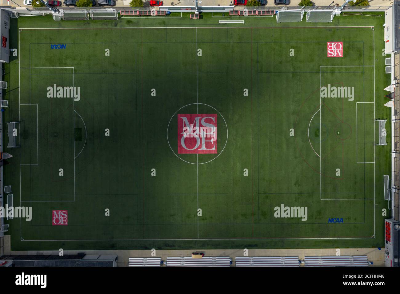 Aus der Vogelperspektive auf Pamela und Hermann Viets Field im MSOE, einem komplett mit LED beleuchteten NCAA Division III Stadion auf einem Parkkomplex, umgeben von einem öffentlichen Park und Stockfoto