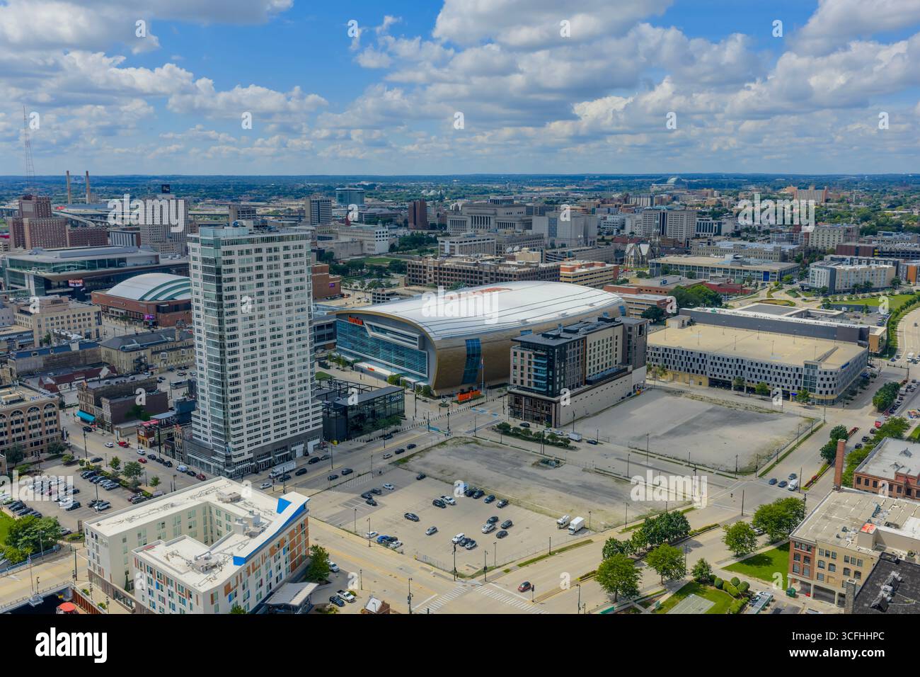 Blick aus der Vogelperspektive auf das Fiserv Forum, Milwaukees moderne Arena und Heimat des Basketballs Bucks und Marquette, mit seinem eleganten Design im Herzen von Down Stockfoto