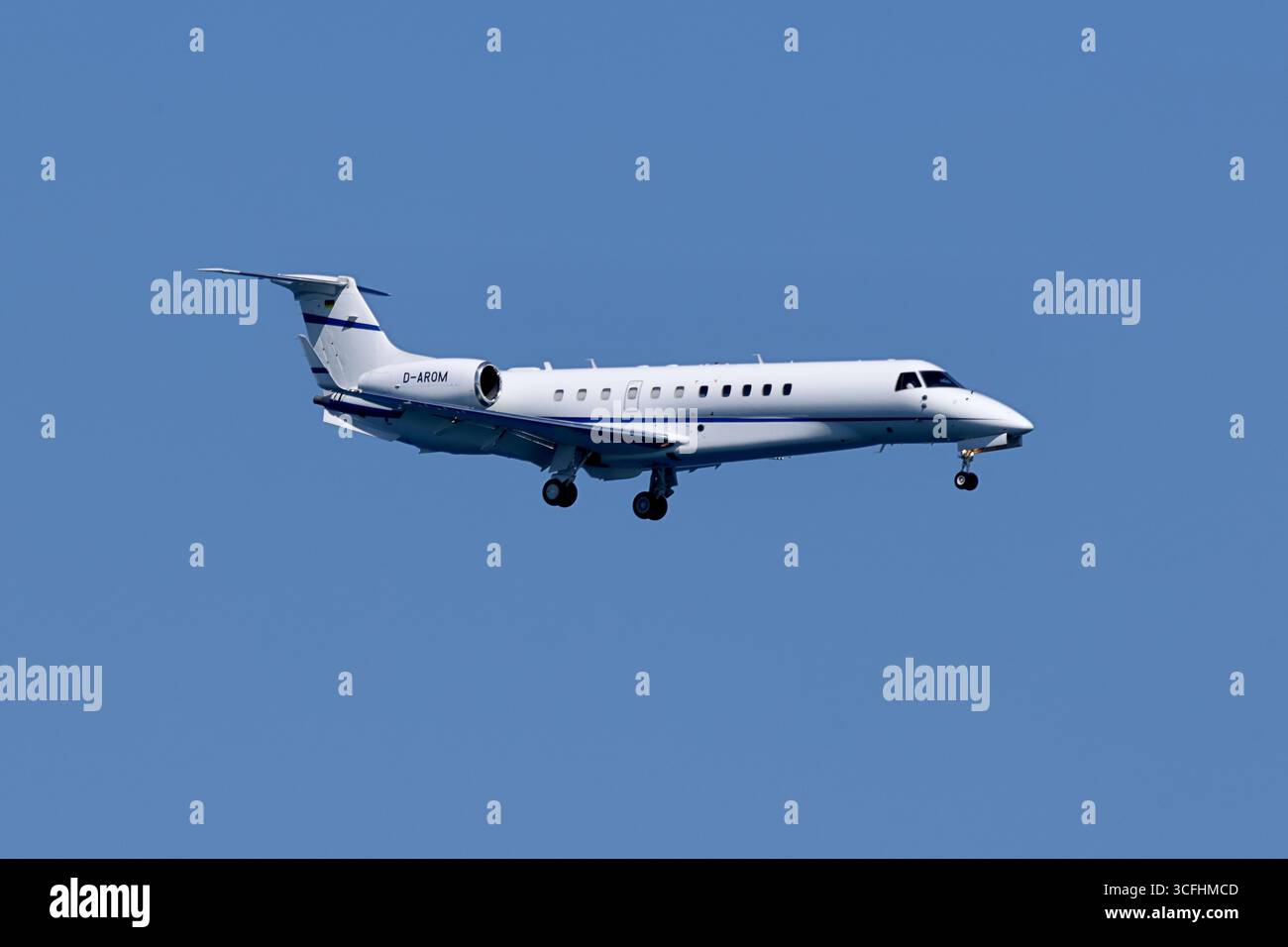 Embraer ERJ-135BJ Legacy 650 D-AROM von DC Aviation auf dem Landegang zum Larnaka International Airport, Zypern. Stockfoto