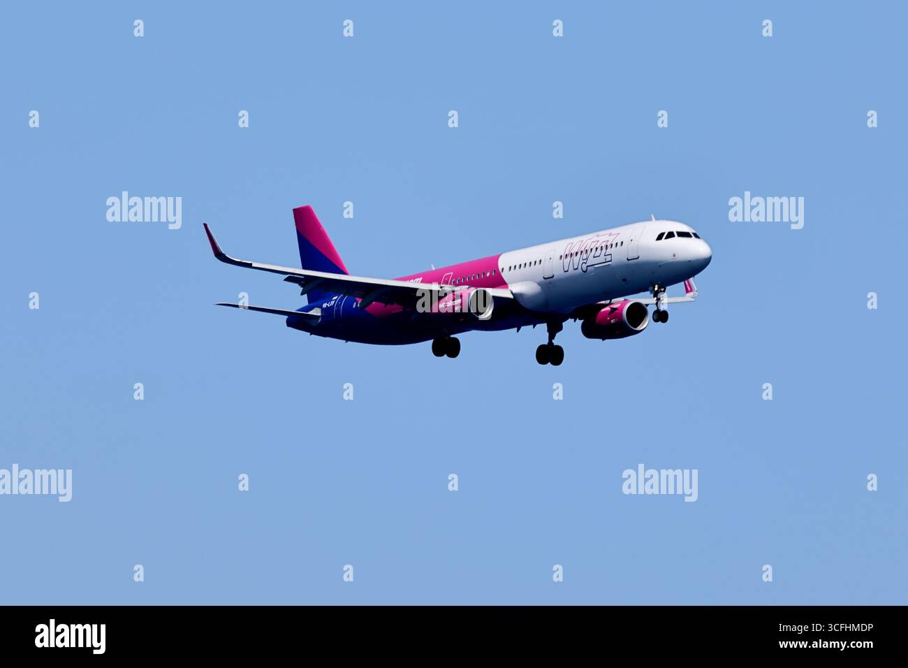 Airbus A321neo HA-LXV von Wizz Air im Anflug zum Larnaka International Airport, Zypern, Landegerät unten und Sharklets sichtbar vor blauem Himmel. Stockfoto