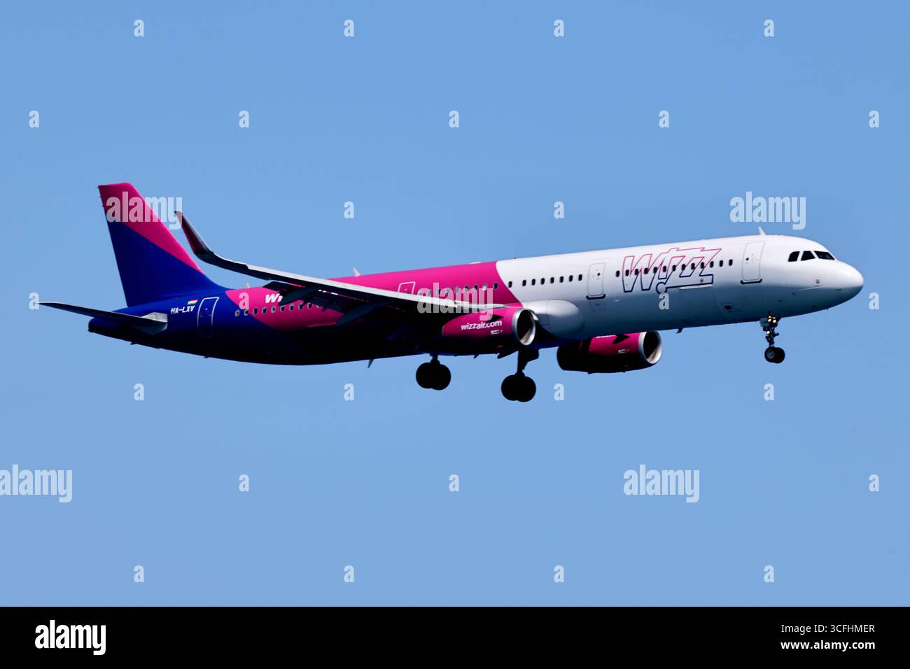 Wizz Air Airbus A321neo HA-LXV, Abfahrt in Richtung Larnaka International Airport, Zypern, Dreiviertelansicht mit Fahrwerk unten unter freiem Himmel. Stockfoto