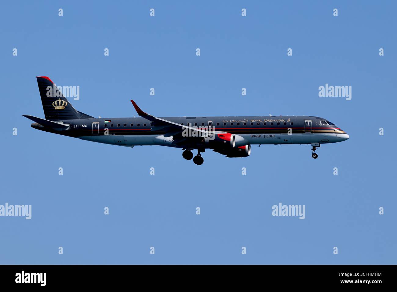 Royal Jordanian Embraer ERJ-195 JY-EMA landet am Larnaka International Airport, Zypern, Steuerbordprofil mit ausgefahrenem Gang bei Sonnenlicht. Stockfoto