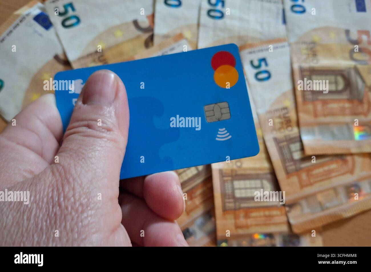 Stockbilder 07/2025 EC Karte mit Geld Hamburg Hamburg Deutschland *** Stockfotos 07 2025 EC Karte mit Geld Hamburg Deutschland Copyright: XLobeca/RalfxHomburgx Stockfoto