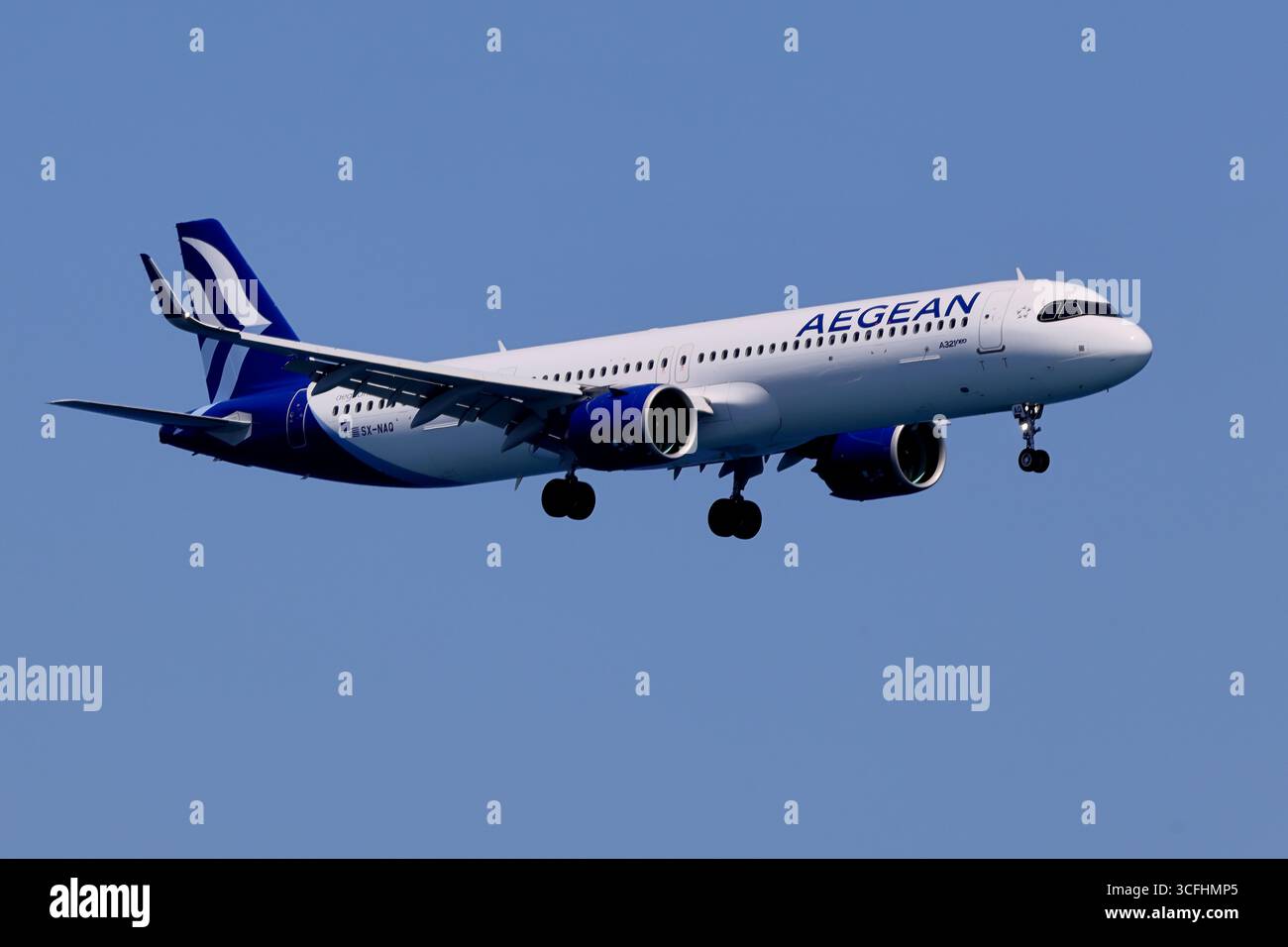 Aegean Airlines Airbus A321neo SX-NAQ beim Endanflug am Larnaka International Airport, Zypern, Landegerät unten mit blauer Ägäislackierung in der Sonne. Stockfoto