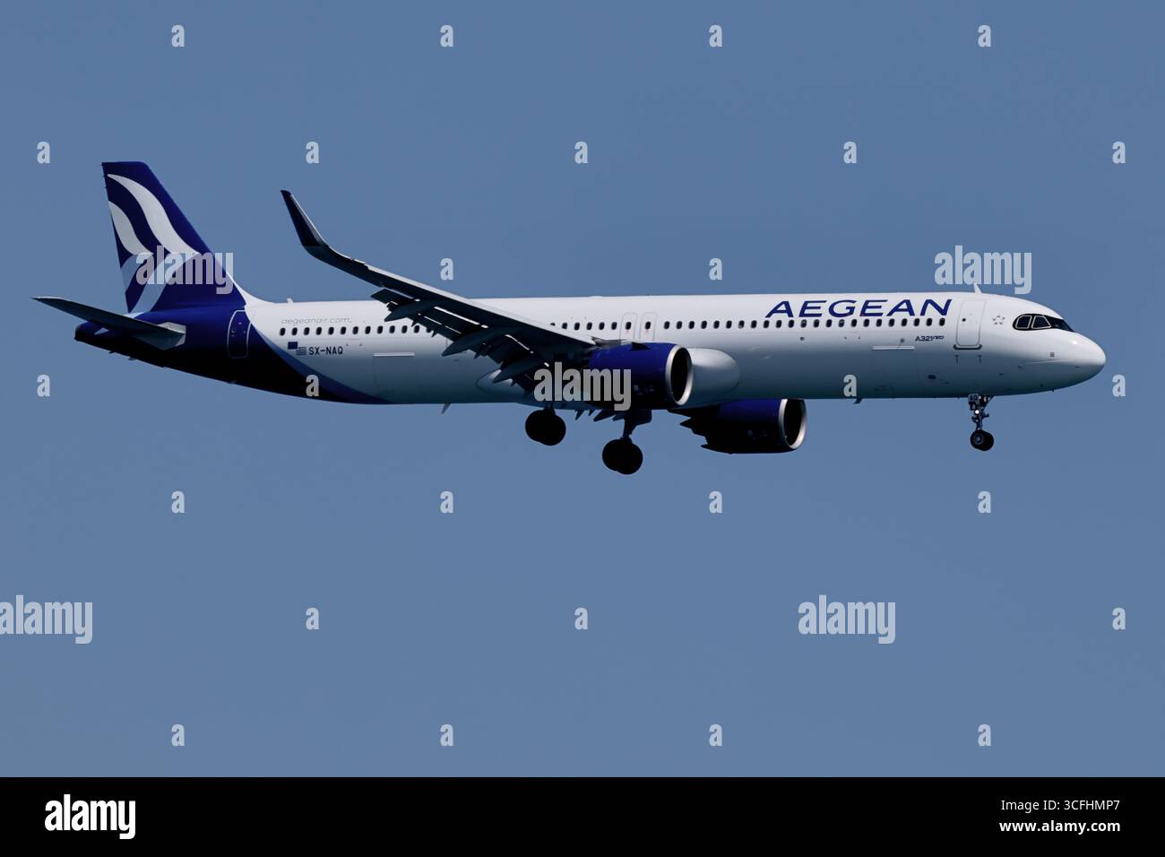 Aegean Airlines Airbus A321neo SX-NAQ landet am Larnaka International Airport, Zypern, Steuerbordprofil, Gang verlängert bei klarem Tageslicht. Stockfoto