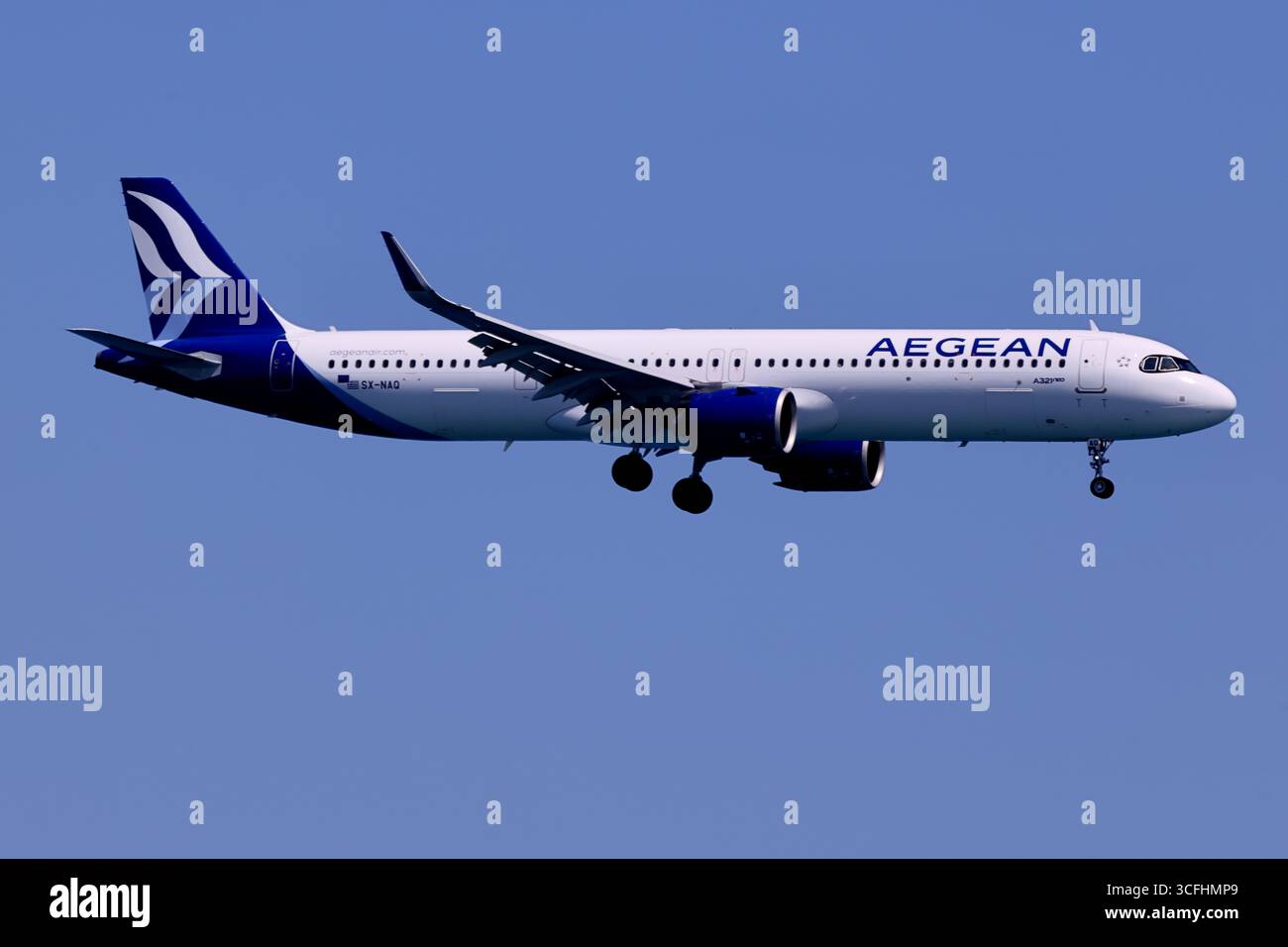 Aegean Airlines Airbus A321neo SX-NAQ beim Anflug zum Larnaka International Airport, Zypern, Seitenansicht mit Haifischchen und Landegerät in der Sonne. Stockfoto