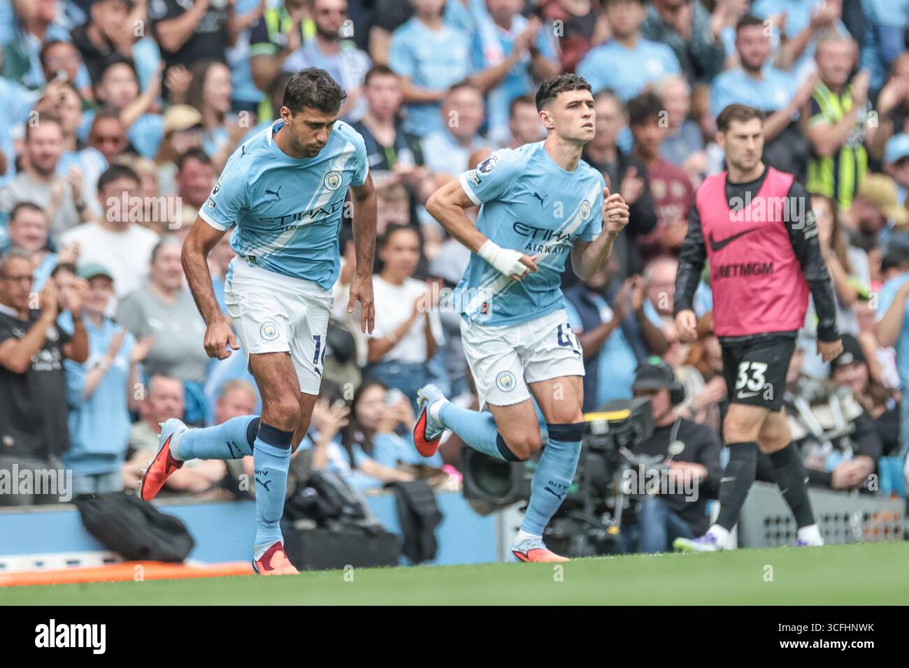 Rodri und Phil Foden aus Manchester City sind beim Premier League-Spiel Manchester City gegen Tottenham Hotspur im Etihad Stadium, Manchester, Großbritannien, 23. August 2025 (Foto: Mark Cosgrove/News Images) Credit: News Images LTD/Alamy Live News Stockfoto