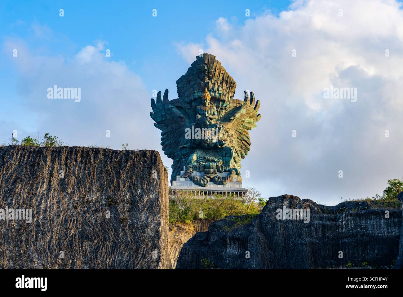Bali, Indonesien - 6. August 2025: Garuda Wisnu Kencana Statue im GWK Cultural Park in Bali. Stockfoto