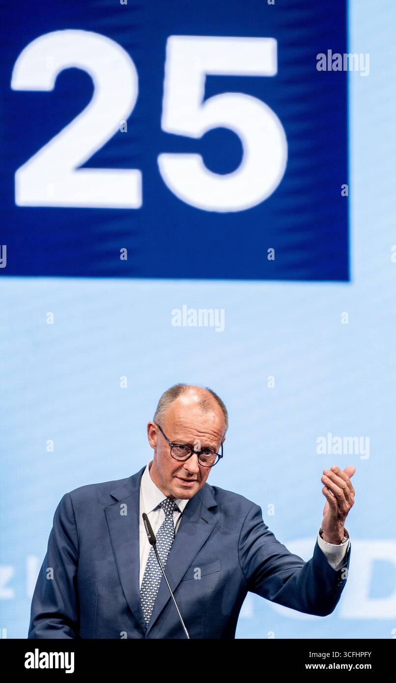 23. August 2025, Niedersachsen, Osnabrück: Bundeskanzler Friedrich Merz (CDU) spricht auf der Landesparteikonferenz der CDU Niedersachsen. Die Landesparteikonferenz findet am 22. Und 23. August 2025 in der OsnabrückHalle statt. Foto: Hauke-Christian Dittrich/dpa Stockfoto