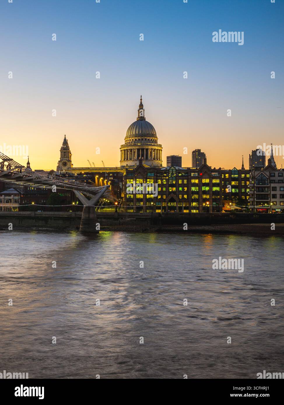 Nächtlicher Blick auf die St Paul Cathedral in London, Großbritannien Stockfoto