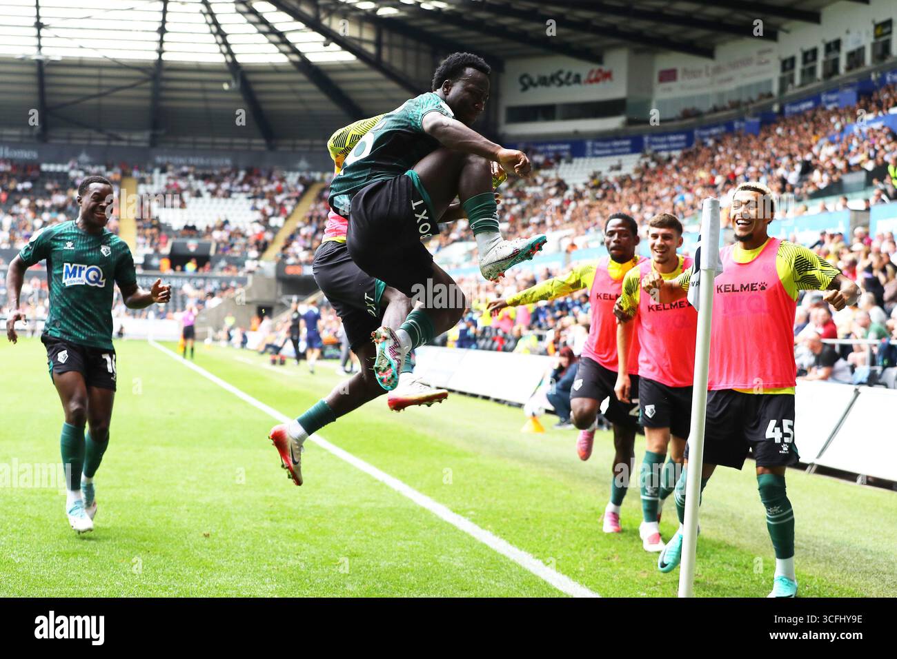 Swansea, Großbritannien. August 2025. Nestory Irankunda aus Watford feiert, nachdem er seinem Team das 1. Tor erzielt hat. EFL Skybet Meisterschaftsspiel Swansea City gegen Watford im Stadion Swansea.com in Swansea, Wales am Samstag, 23. August 2025. Dieses Bild darf nur für redaktionelle Zwecke verwendet werden. Nur redaktionelle Verwendung, Bild von Andrew Orchard/Alamy Live News Stockfoto