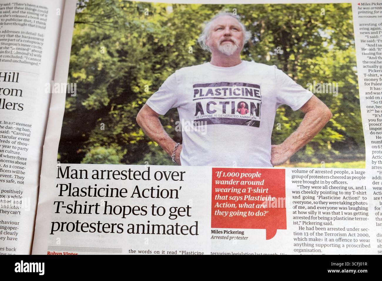 „Mann verhaftet wegen „Plasticine Action“ T-Shirt hofft, Demonstranten animiert zu bekommen“ Guardian-Zeitung schlagzeilenartikel 19. August 2025 London England Großbritannien Stockfoto