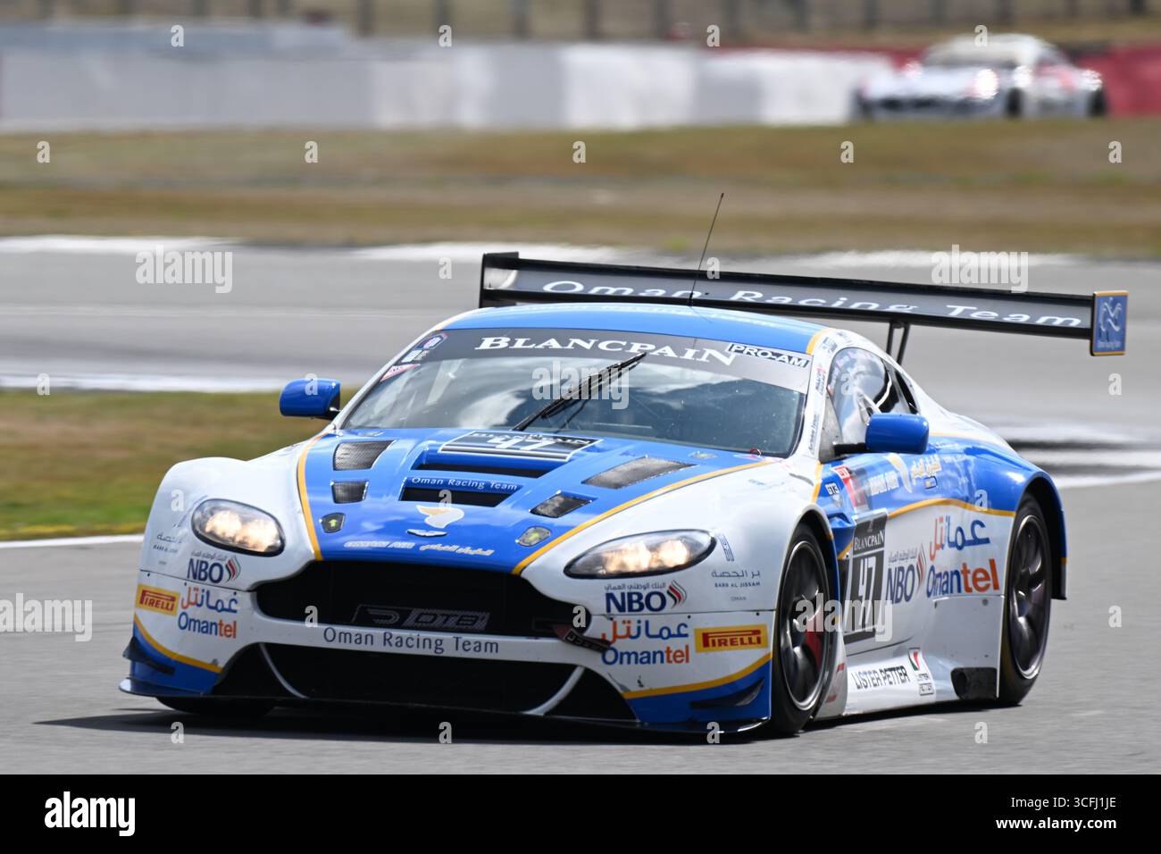 Silverstone Circuit, Northamptonshire, Großbritannien. August 2025. 2025 Silverstone Festival Day 2; Graham Davidson in einem Aston Martin V12 Vantage während des MRL GT3 Legends Race Credit: Action Plus Sports/Alamy Live News Stockfoto