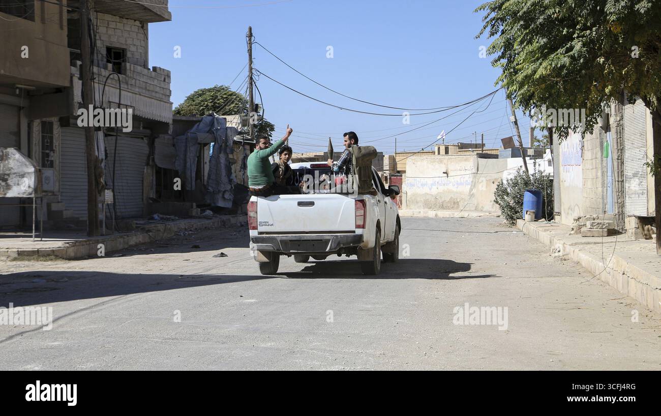Kämpfer der Freien syrischen Armee feiern den Sieg, nachdem sie Dörfer erobert haben, die unter der Kontrolle des IS standen. Aleppo, Syrien 16. Oktober 2016, Ale Stockfoto