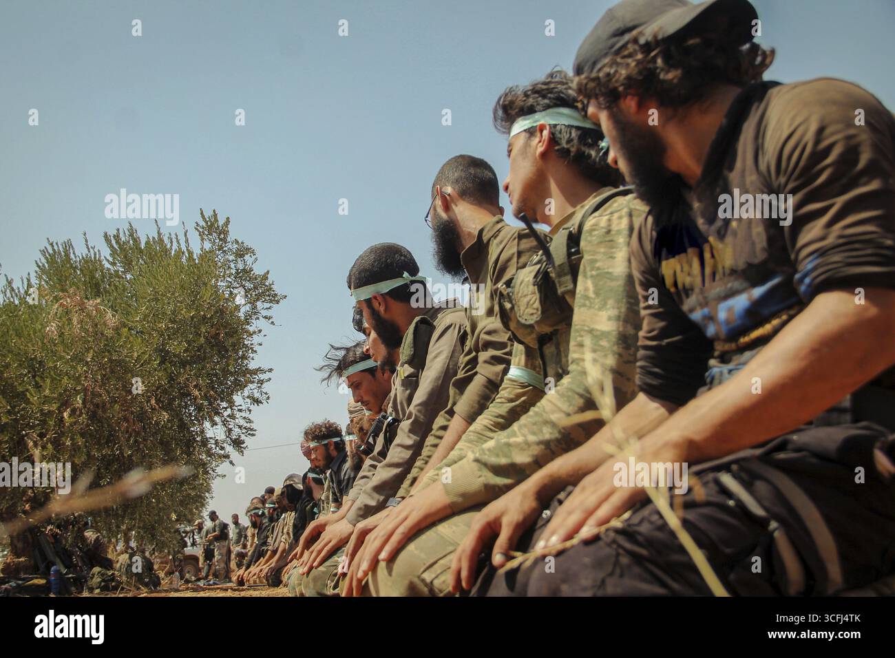 Freie syrische Armeekämpfer beten auf dem Schlachtfeld während des Kampfes gegen Terrororganisationen in Nordsyrien. Aleppo, Syrien, 25. August 2015, A Stockfoto