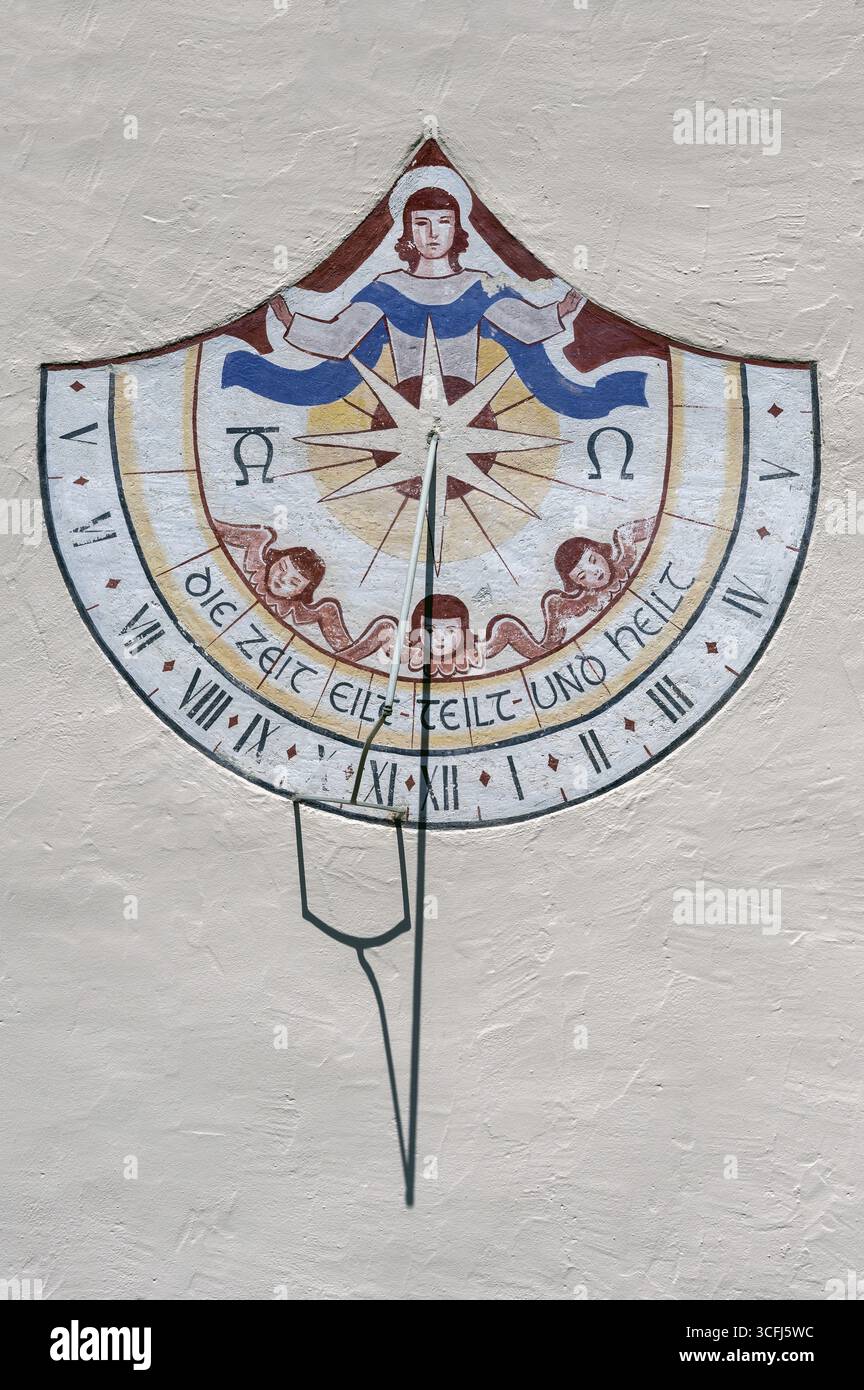 Sundial mit dem Spruch, Zeit eilig-teilt-und heilt, Kirche der Himmelfahrt der Jungfrau Maria, Frauenzel, Allgäuer, Bayern, Deutschland Stockfoto