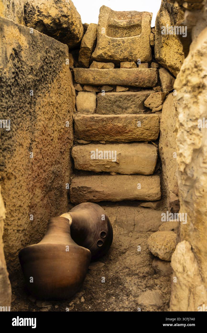 Treppe mit Tontöpfen, Megalithtempel von Hal Tarxien, 3250-2500 v. Chr., UNESCO-Weltkulturerbe, Tarxien, Malta Stockfoto