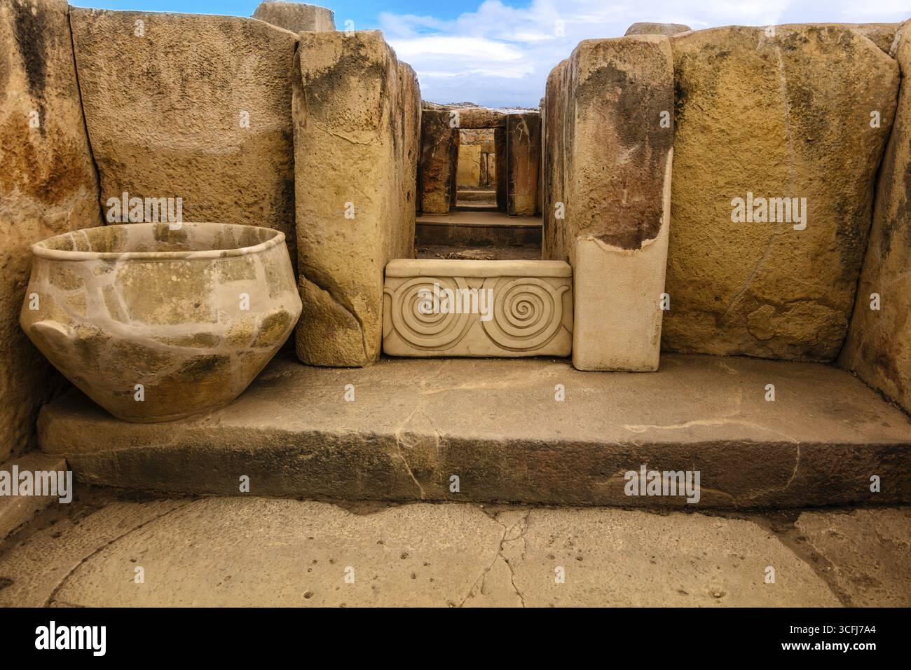 Dekorativer Stein mit Doppelspirale und Tongefäß, megalithischer Tempel von Hal Tarxien, 3250-2500 v. Chr., Aussehen ohne Zeltdach, UNESCO World Herita Stockfoto