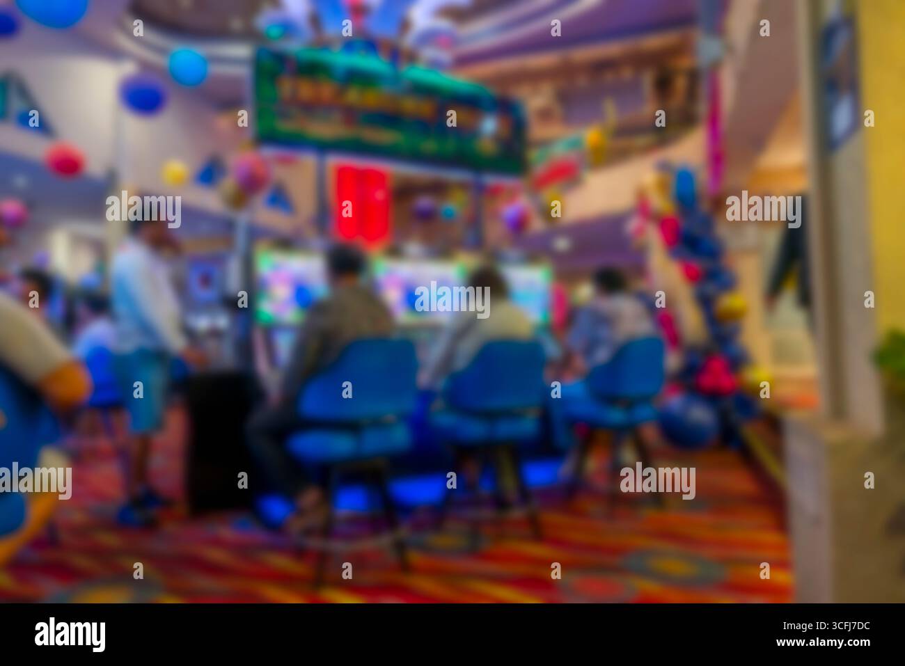 Leute spielen Spielautomaten in einem farbenfrohen Kasino Stockfoto