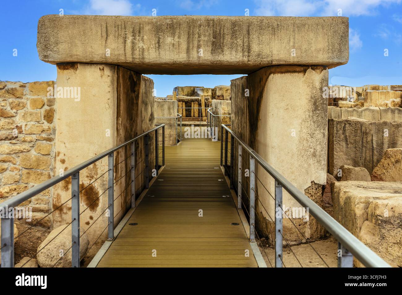 Blick durch das trilithische Portal des südlichen Tempels, Megalithtempel von Hal Tarxien, 3250-2500 v. Chr., Erscheinungsbild ohne Zeltdach, UNESCO World H Stockfoto