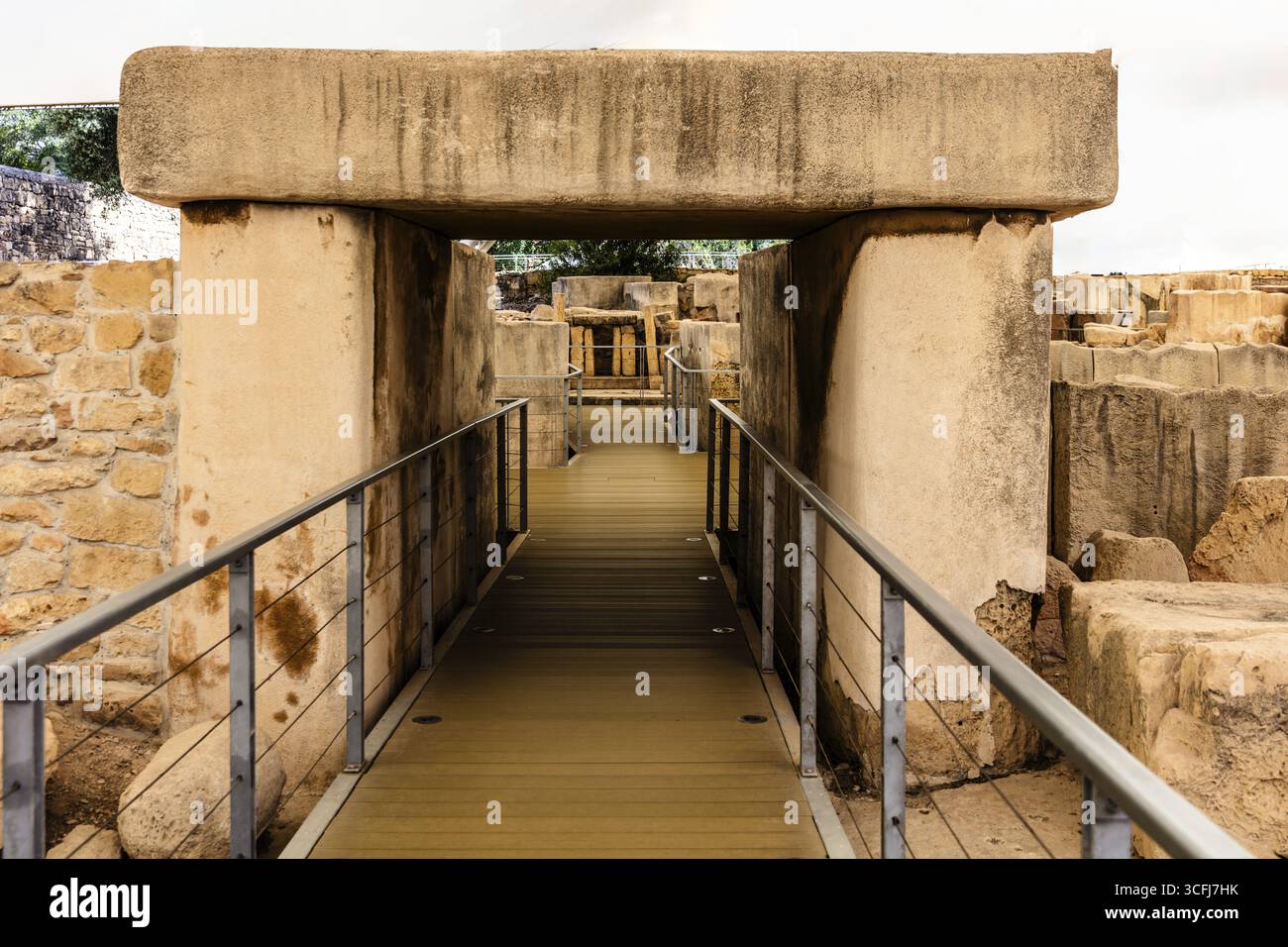 Blick durch das trilithische Portal des südlichen Tempels, Megalithtempel von Hal Tarxien, 3250-2500 v. Chr., UNESCO-Weltkulturerbe, Tarxien, Malta Stockfoto