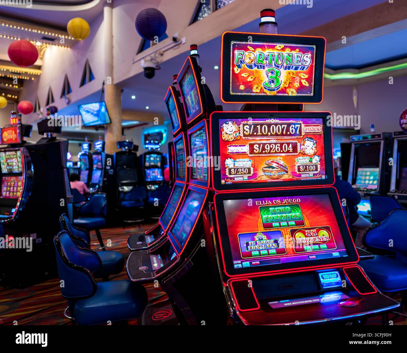 Casino-Innenausstattung mit Spielautomat und Jackpot-Bildschirm Stockfoto