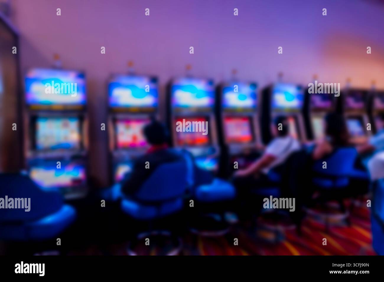 Verschwommener Blick auf Casino-Spielautomaten mit Spielern Stockfoto
