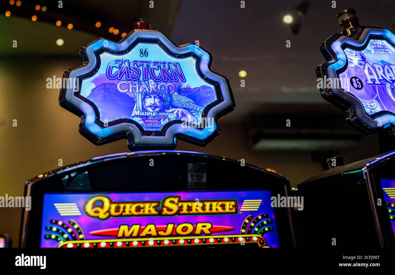Kasino-Spielautomat mit Leuchtschild mit östlichem Charme Stockfoto