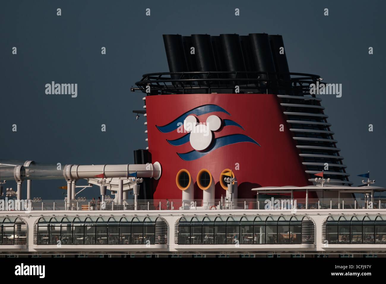 Eine Nahaufnahme des hinteren Trichters des Kreuzfahrtschiffs Disney Fantasy mit dem Mickey Mouse Logo mit Wasserdüsen an der Außenseite. Stockfoto