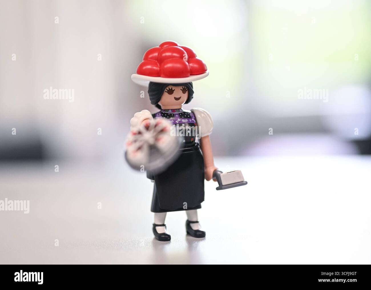 Freudenstadt 20.08.2025 Sonderfigur von Playmobil, Schwarzwald Marie mit Bollenhut und Torte *** Freudenstadt 20 08 2025 Sonderfigur aus Playmobil, Schwarzwald Marie mit Bollenhut und Torte ULMER Stockfoto