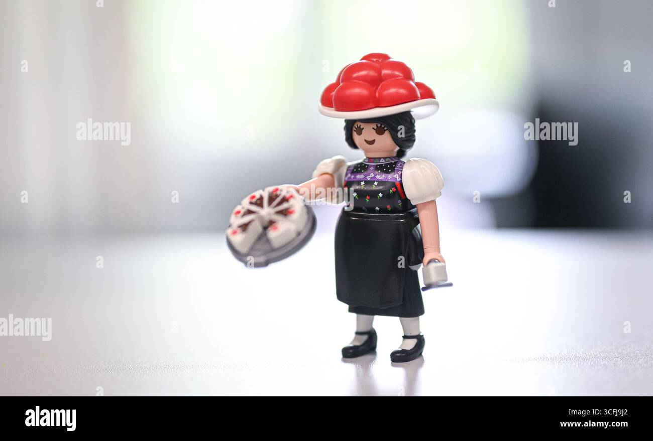 Freudenstadt 20.08.2025 Sonderfigur von Playmobil, Schwarzwald Marie mit Bollenhut und Torte *** Freudenstadt 20 08 2025 Sonderfigur aus Playmobil, Schwarzwald Marie mit Bollenhut und Torte ULMER Stockfoto