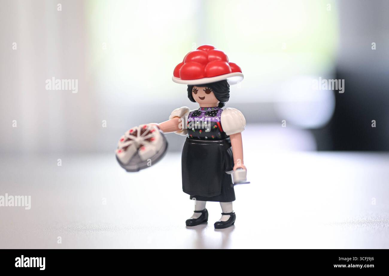 Freudenstadt 20.08.2025 Sonderfigur von Playmobil, Schwarzwald Marie mit Bollenhut und Torte *** Freudenstadt 20 08 2025 Sonderfigur aus Playmobil, Schwarzwald Marie mit Bollenhut und Torte ULMER Stockfoto
