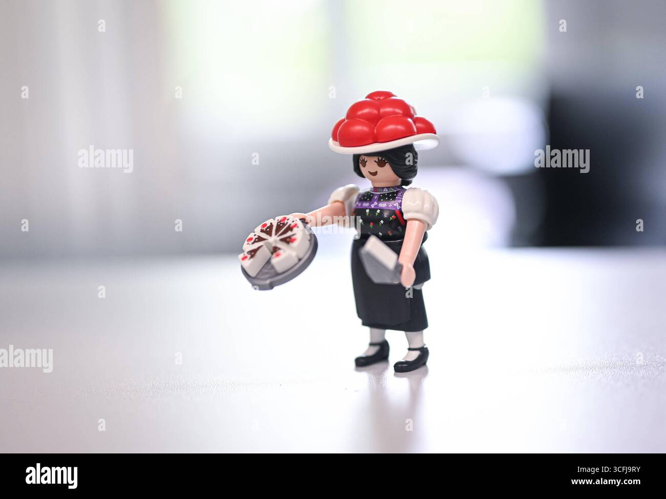 Freudenstadt 20.08.2025 Sonderfigur von Playmobil, Schwarzwald Marie mit Bollenhut und Torte *** Freudenstadt 20 08 2025 Sonderfigur aus Playmobil, Schwarzwald Marie mit Bollenhut und Torte ULMER Stockfoto