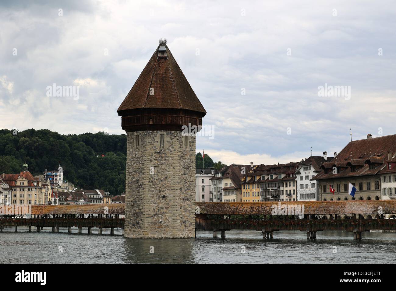Blick auf den Wasserturm und die Kapellbrücke über die Reuss in Luzern, Schweiz Stockfoto