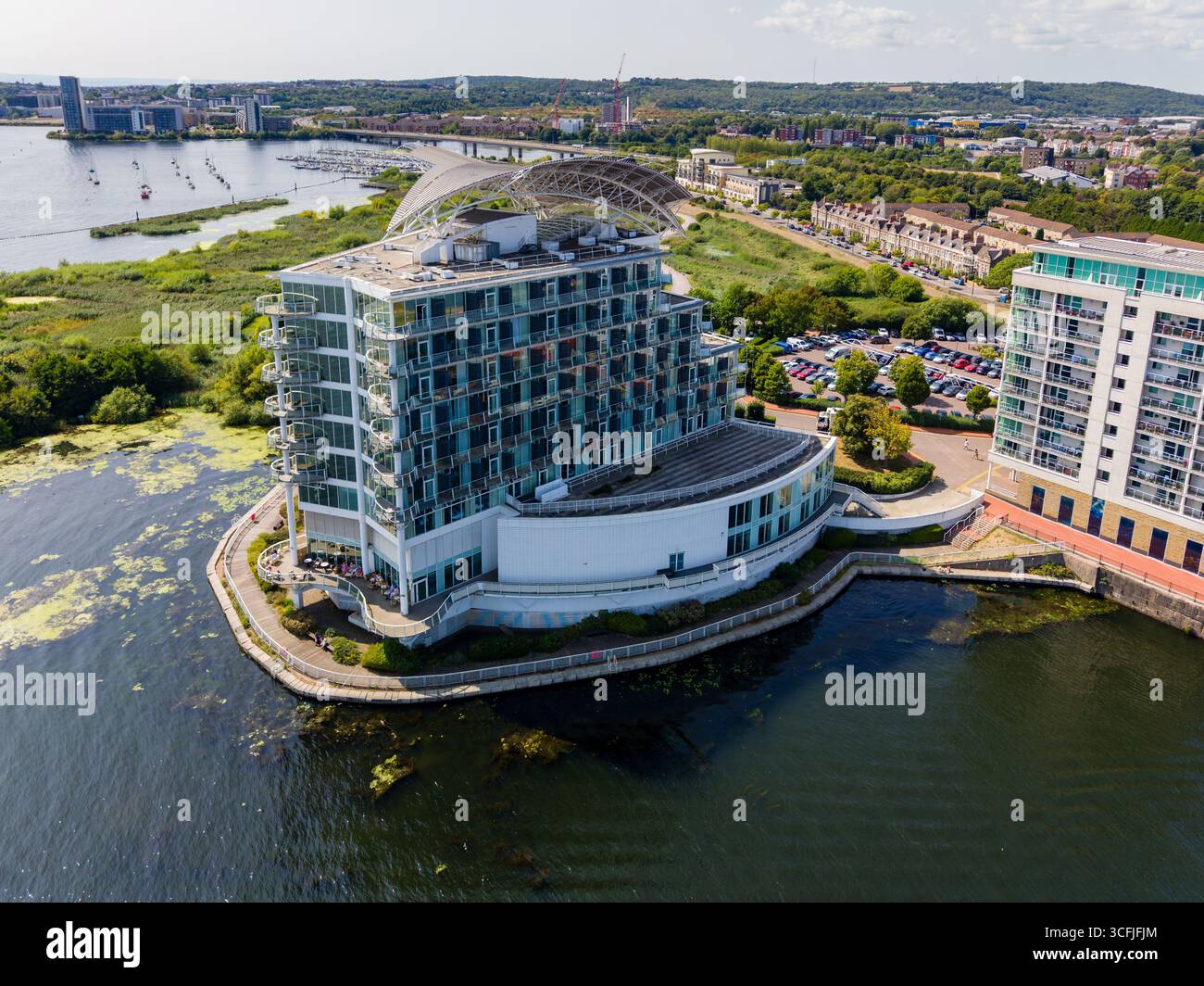 Drohnenaufnahme des modernen St David's Hotels an der Küste in Cardiff Bay, Wales. Stockfoto