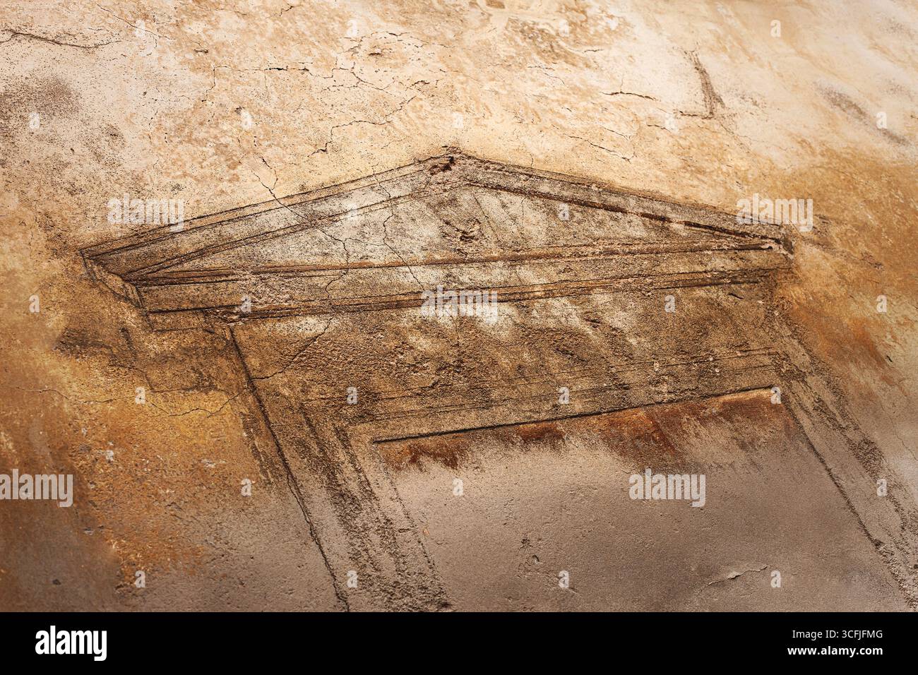 Plan einer alten Tür an einer verputzten Wand Stockfoto