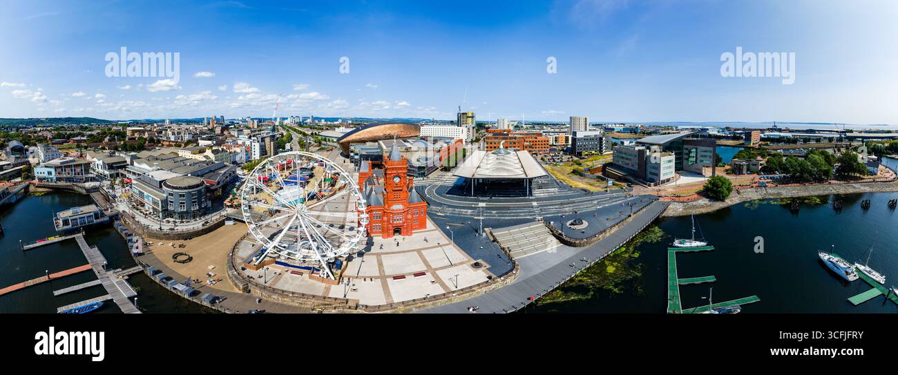 Panoramablick auf Cardiff Bay in Wales an einem sonnigen Sommertag Stockfoto