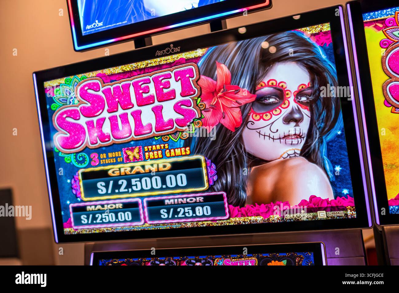 Nahaufnahme des Spielautomaten Sweet Skulls mit weiblichem Make-up-Design, inspiriert vom Tag der Toten, Symbol für Glücksspiel und Kultur. Stockfoto