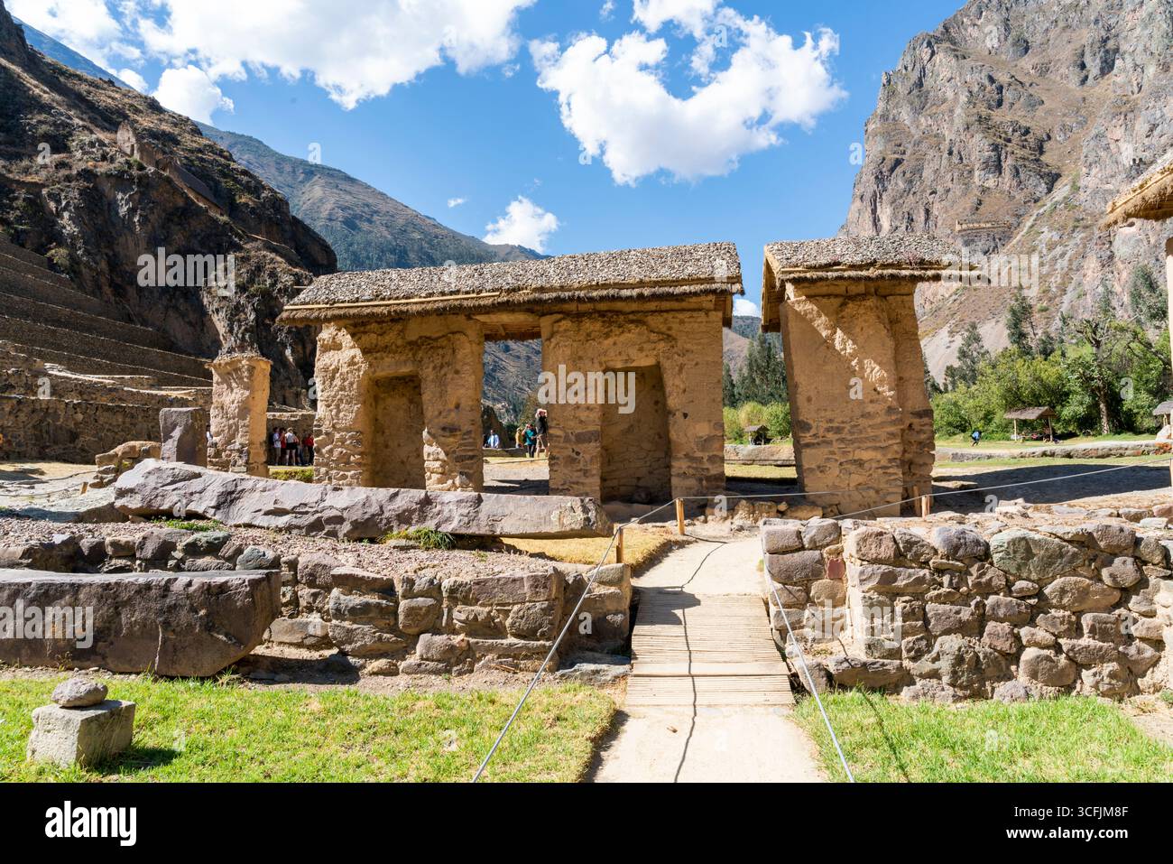 Antike Inka-Struktur mit Steinmauern und Strohdächern in Ollantaytambo, Cusco. Historische Architektur umgeben von den Anden im Heiligen Vall Stockfoto