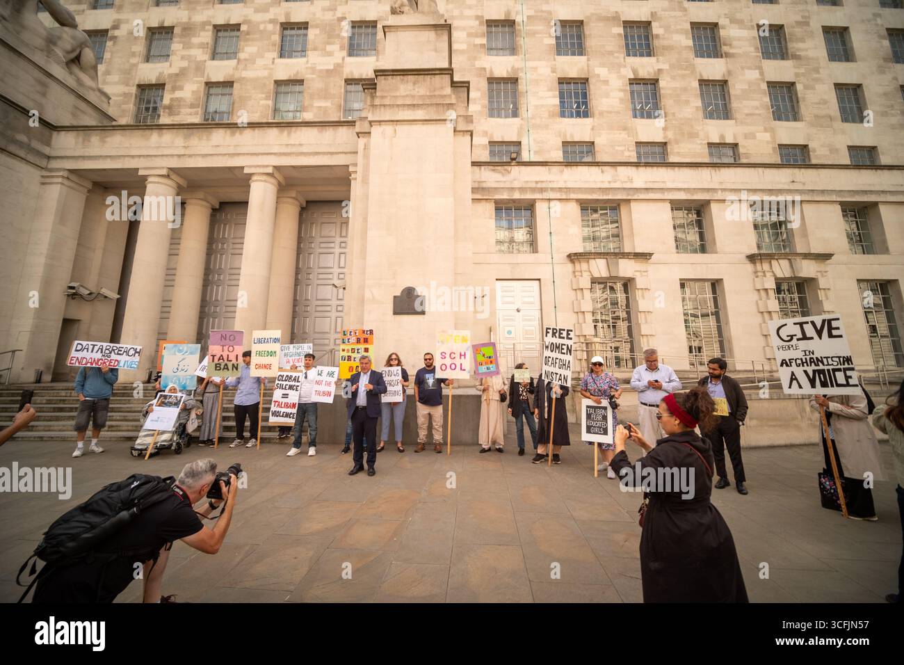 LONDON, 23. AUGUST 2025: Protest außerhalb des Verteidigungsministeriums gegen die afghanische Asylpolitik und die Auswirkungen der afghanischen Datenschutzverletzung durch das Verteidigungsministerium Stockfoto