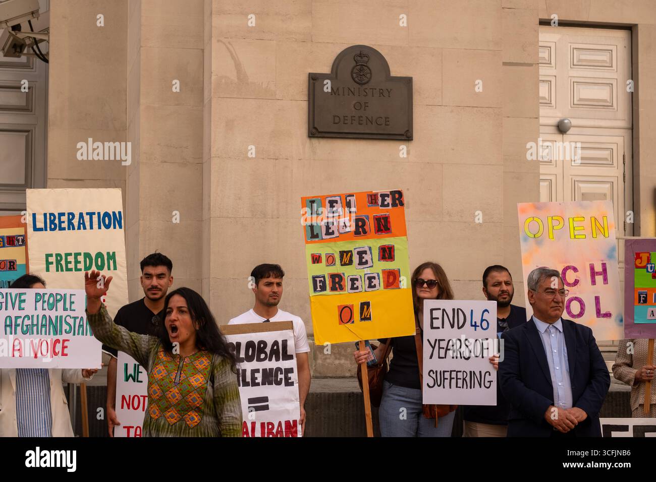 LONDON, 23. AUGUST 2025: Protest außerhalb des Verteidigungsministeriums gegen die afghanische Asylpolitik und die Auswirkungen der afghanischen Datenschutzverletzung durch das Verteidigungsministerium Stockfoto