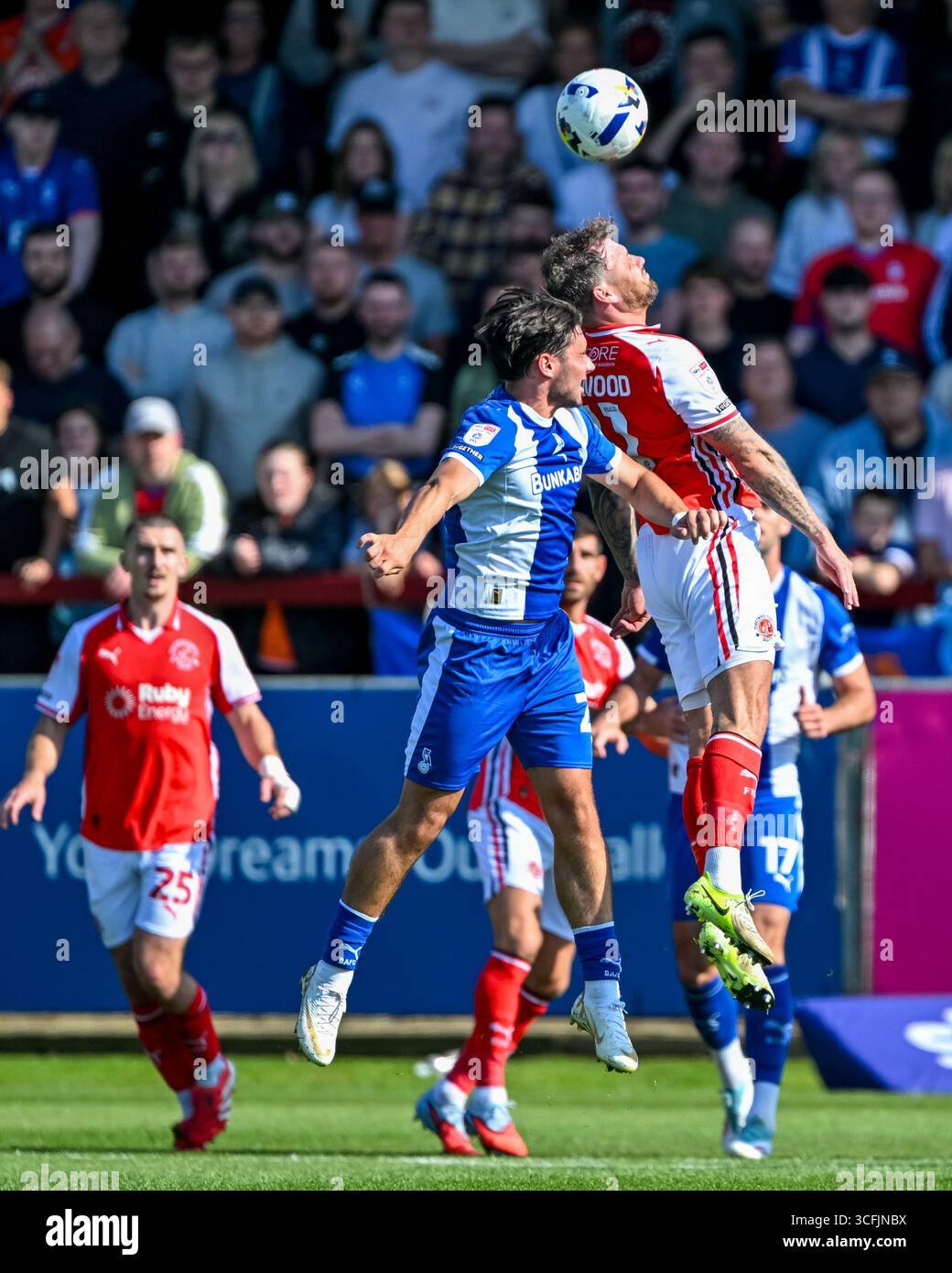 James Norwood aus Fleetwood Town fordert Reagan Ogle von Oldham Athletic in der Luft während des Spiels der Sky Bet League 2 Fleetwood Town gegen Oldham Athletic im Highbury Stadium, Fleetwood, Großbritannien, 23. August 2025 (Foto: Adam Gee/News Images) Stockfoto