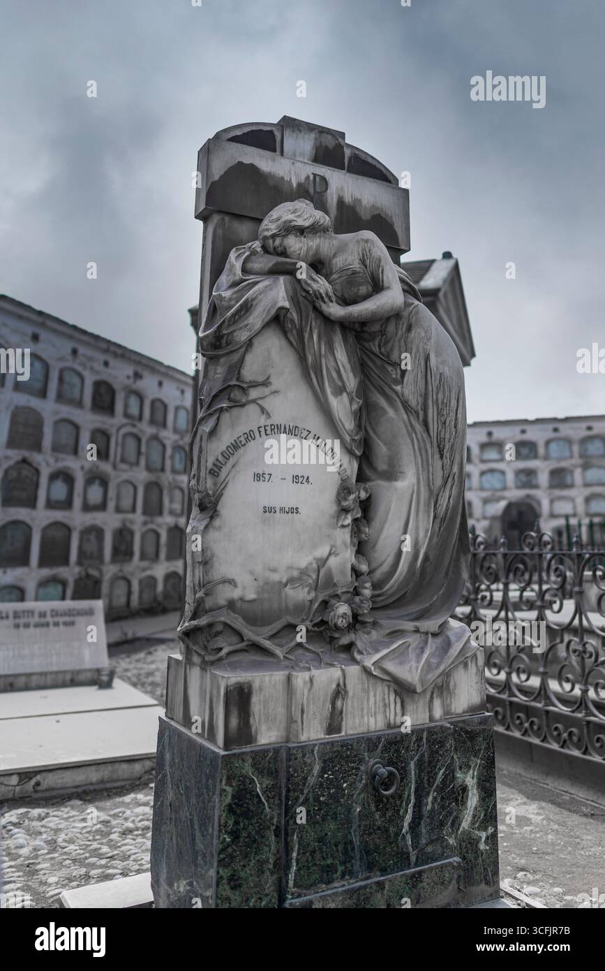 Grabsteinskulptur einer trauernden Frau, die sich auf einem Grab auf dem Friedhof Presbitero Maestro in Lima, Peru, unter bewölktem Himmel stützt Stockfoto
